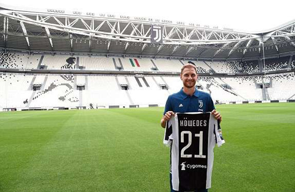 17岁天才卡尔展现极强潜力，德甲首秀表现亮眼，凭借出色技术和风格成为焦点。